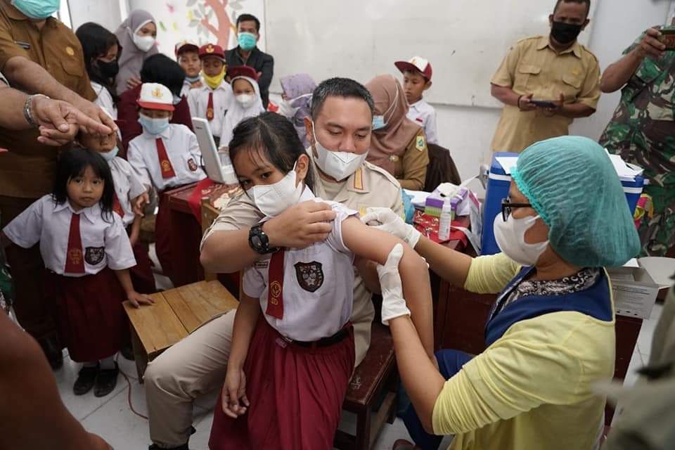 Bupati Pakpak Bharat Tinjau Pelaksanaan Vaksinasi Usia 6-11 TahunÂ 
