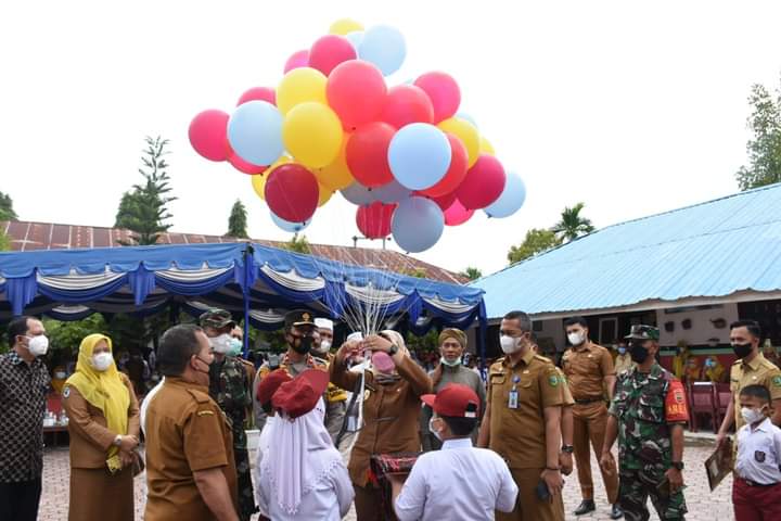 Wabup Atika Nasution Teraktir Bakso Saat Tinjau Vaksinasi di SDN 088 Panyabungan