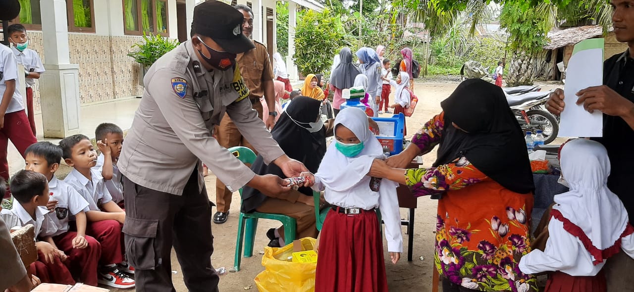 Personel Polsek Bandar Pulau Polres Asahan Monitoring Vaksinasi Anak di 3 Sekolah Dasar