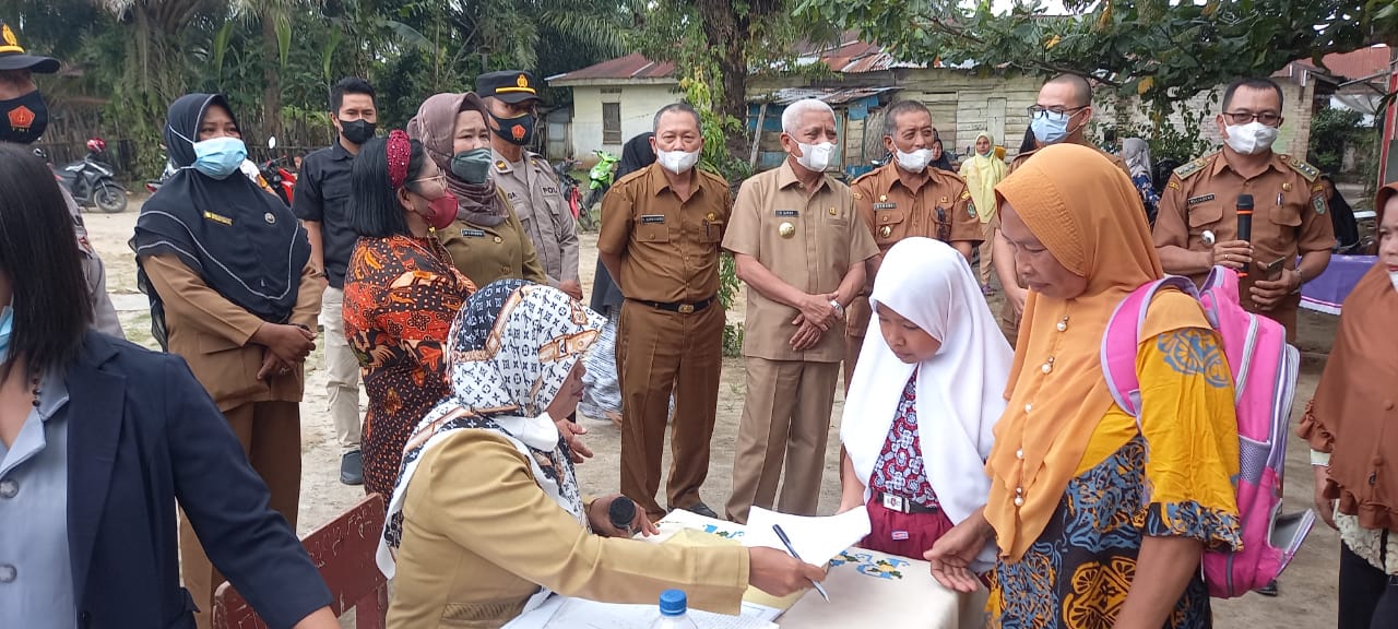 Kapolsek BP. Mandoge Polres Asahan Dampingi Bupati Tinjau Vaksinasi Anak Usia 6 - 11 Tahun di Desa Suka Makmur