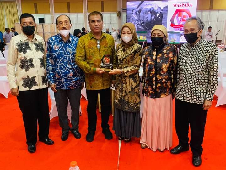 Bupati Madina Mendapat Anugerah Waspada Award di HUT Harian Waspada Ke - 75