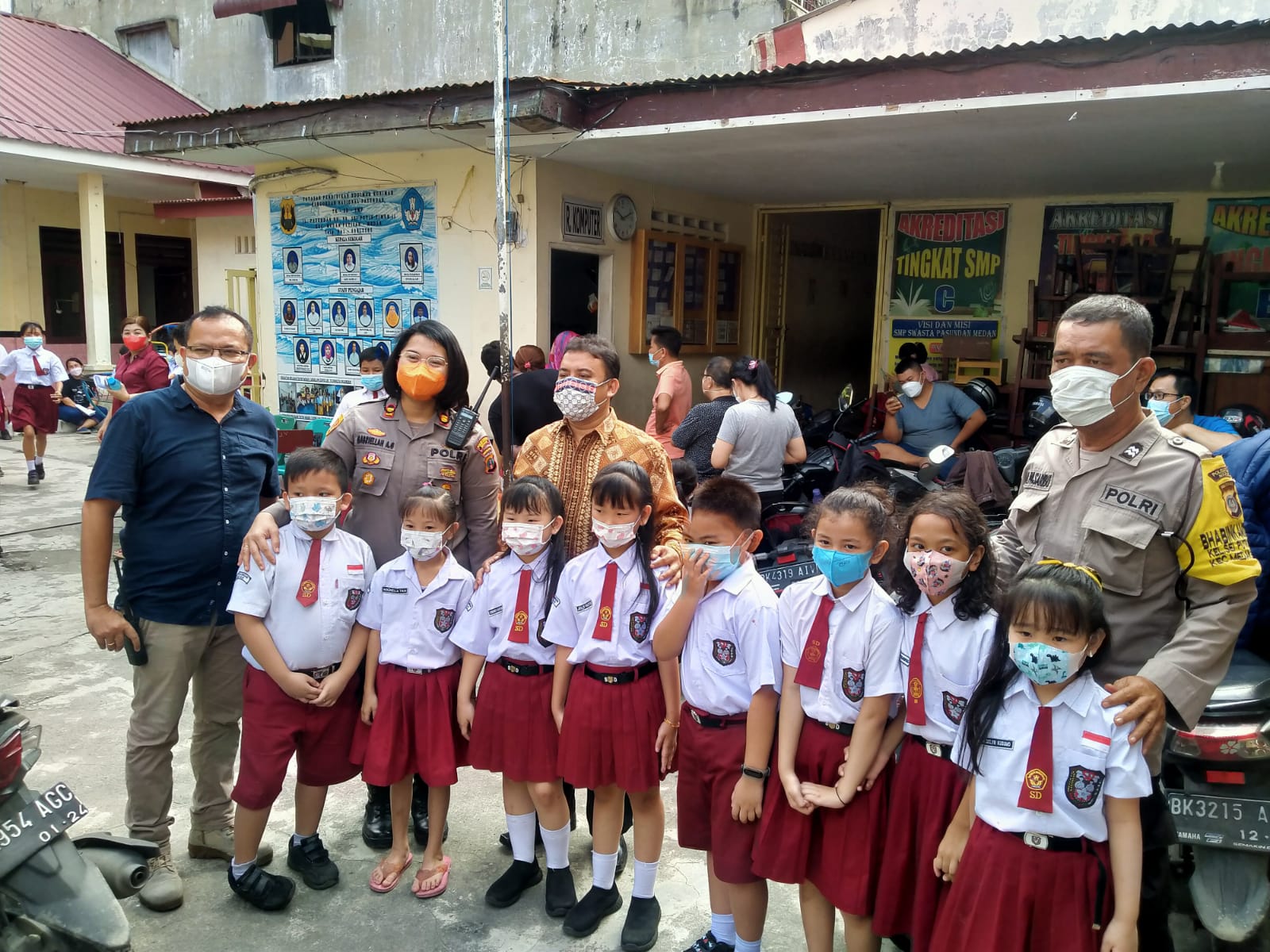 Polsek Medan Baru Vaksinasi Dosis I Bagi Pelajar Usia 6-11 Tahun di SD Pasundan