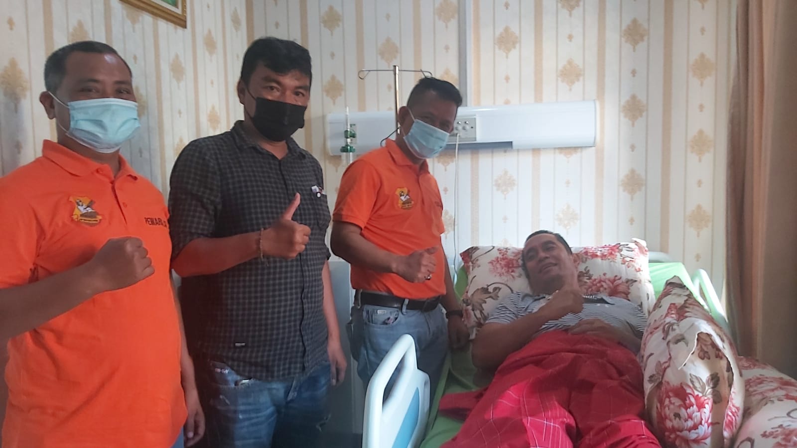 Jumat Barokah, Ketua Pewarta Jenguk Kapolsek Delitua yang Sakit di RS Bhayangkara