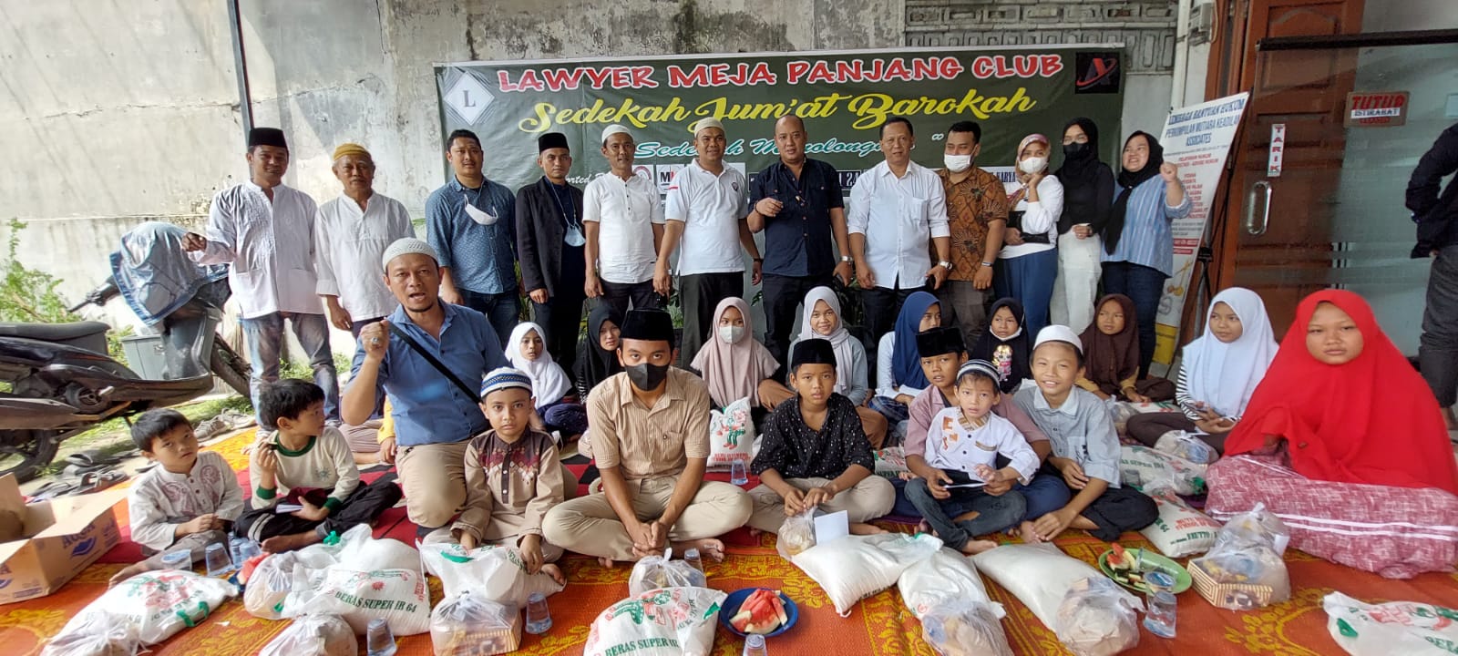 Lawyer Meja Panjang Club Berbagai di Jumat Barokah ke 14 Dengan Anak Yatim