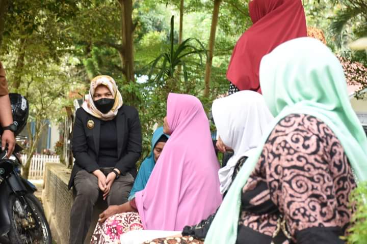Sidak Kantor Camat Panyabungan Barat, Wabup Atika Nasution Kecewa & Enggan Membentak