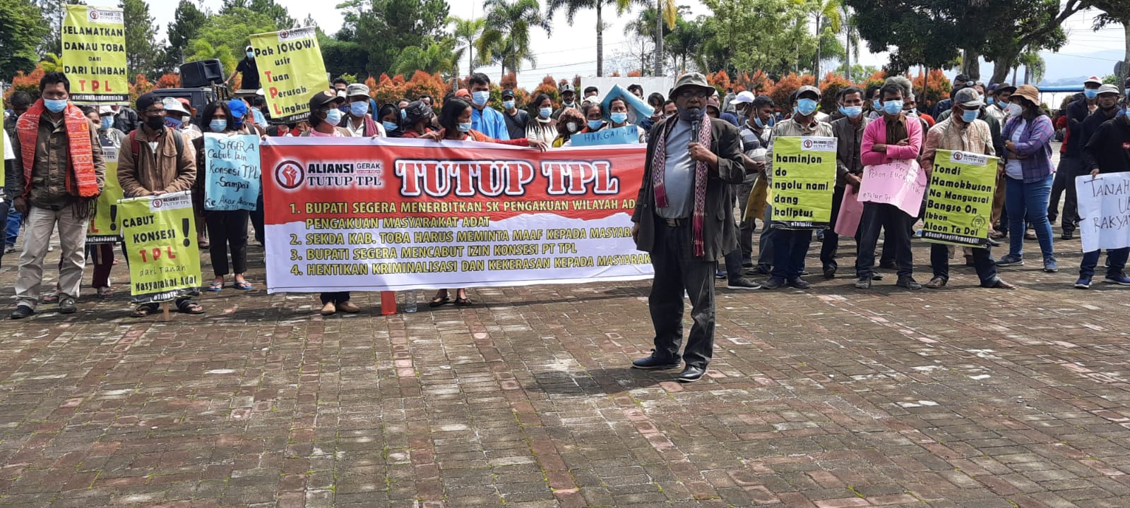 Aliansi Gerak Tutup TPL Nyatakan Sikap Di Halaman Kantor Bupati Toba