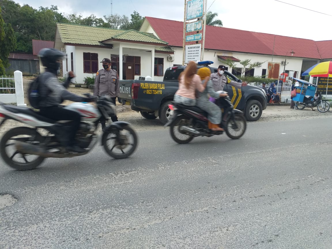 Ciptakan Kamsertibcarlantas yang Kondusif, Personel Polsek Bandar Pulau Polres Asahan Pengaturan Lalu Lintas