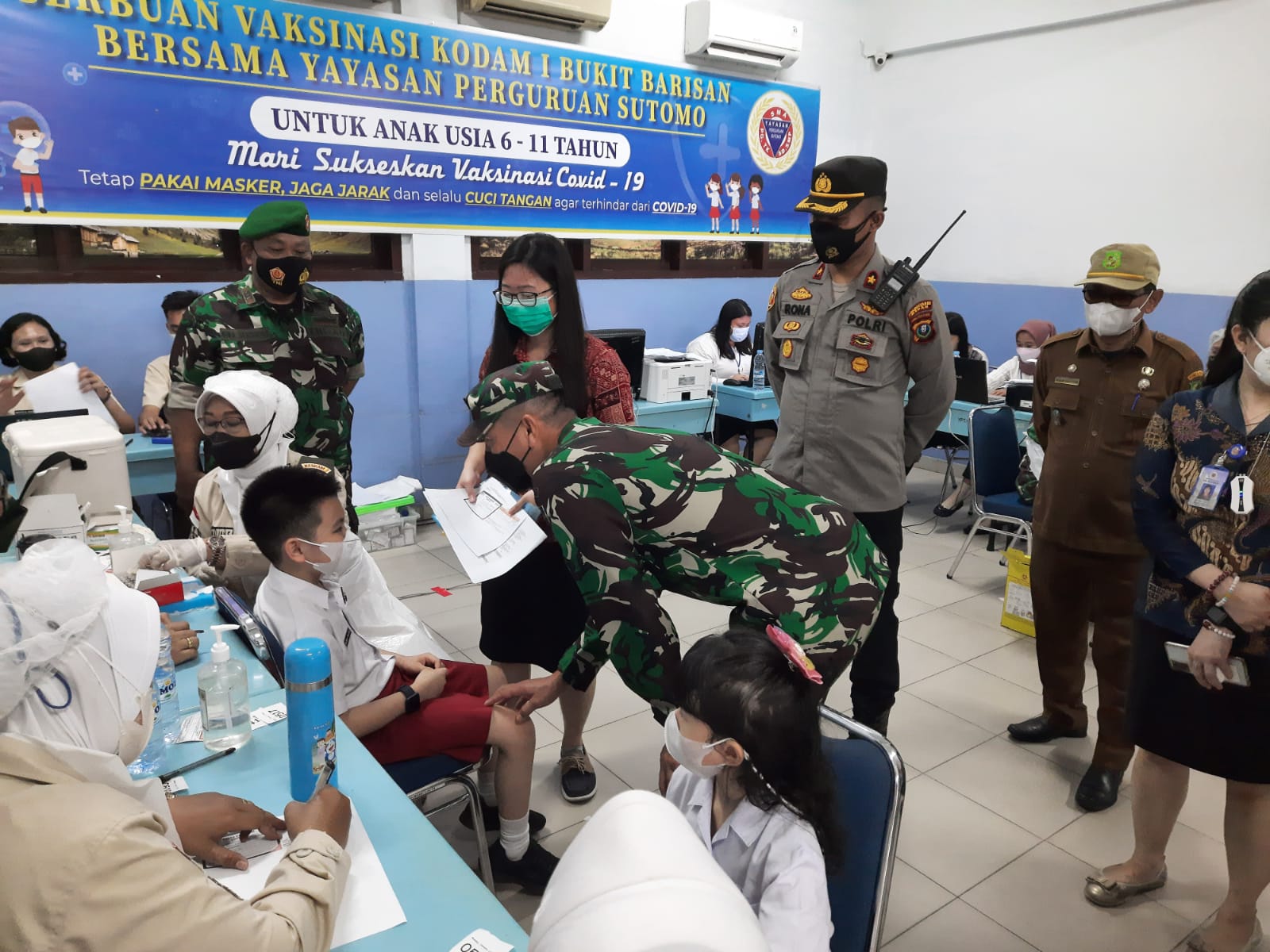 Kapolsek Medan Timur Dampingi Dandim 0201 Meninjau Pelaksanaan Vaksin Anak Usia 6 - 11 Tahun