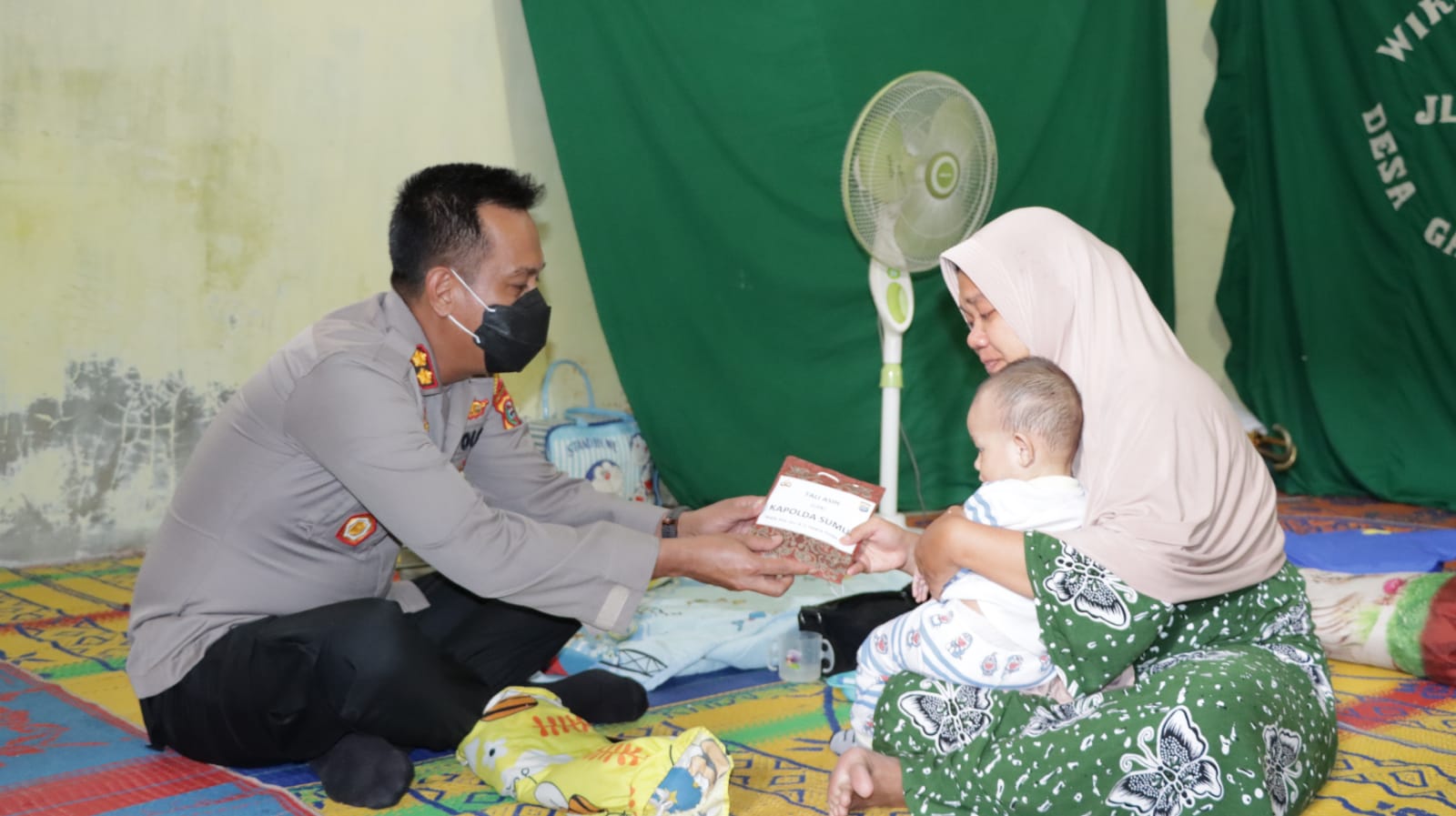 Kapolres Tanjung Balai AKBP Triyadi Sampaikan Tali Asih Kapolda Sumut Kepada Istri Wartawan Almarhum Eko Setiawan