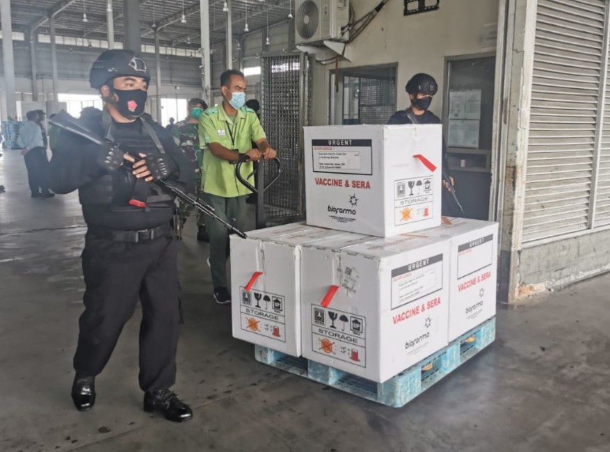 Brimob Polda Sumut Kawal Kedatangan Vaksin Moderna dan Coronavac di Bandara KNIA.