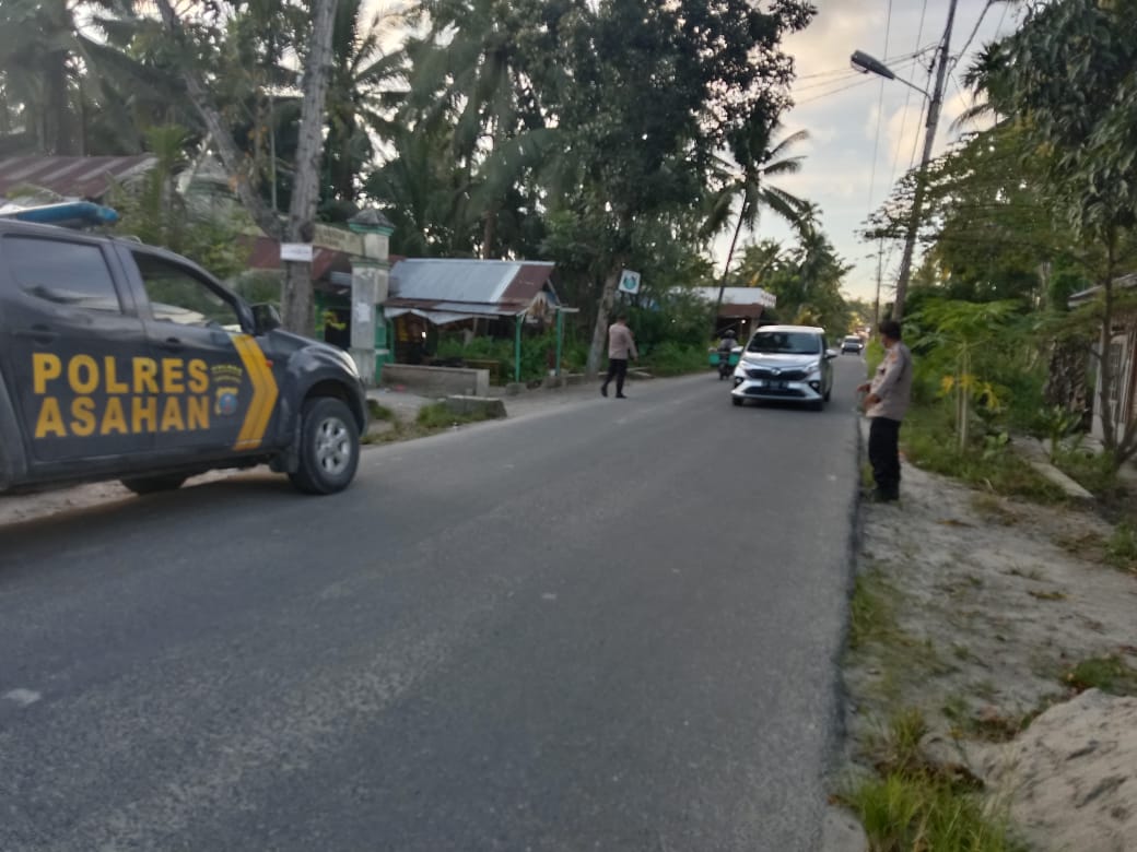Polsek Sei Kepayang Polres Asahan Melaksanakan Pengaturan Lalu Lintas di Perempatan Jalan