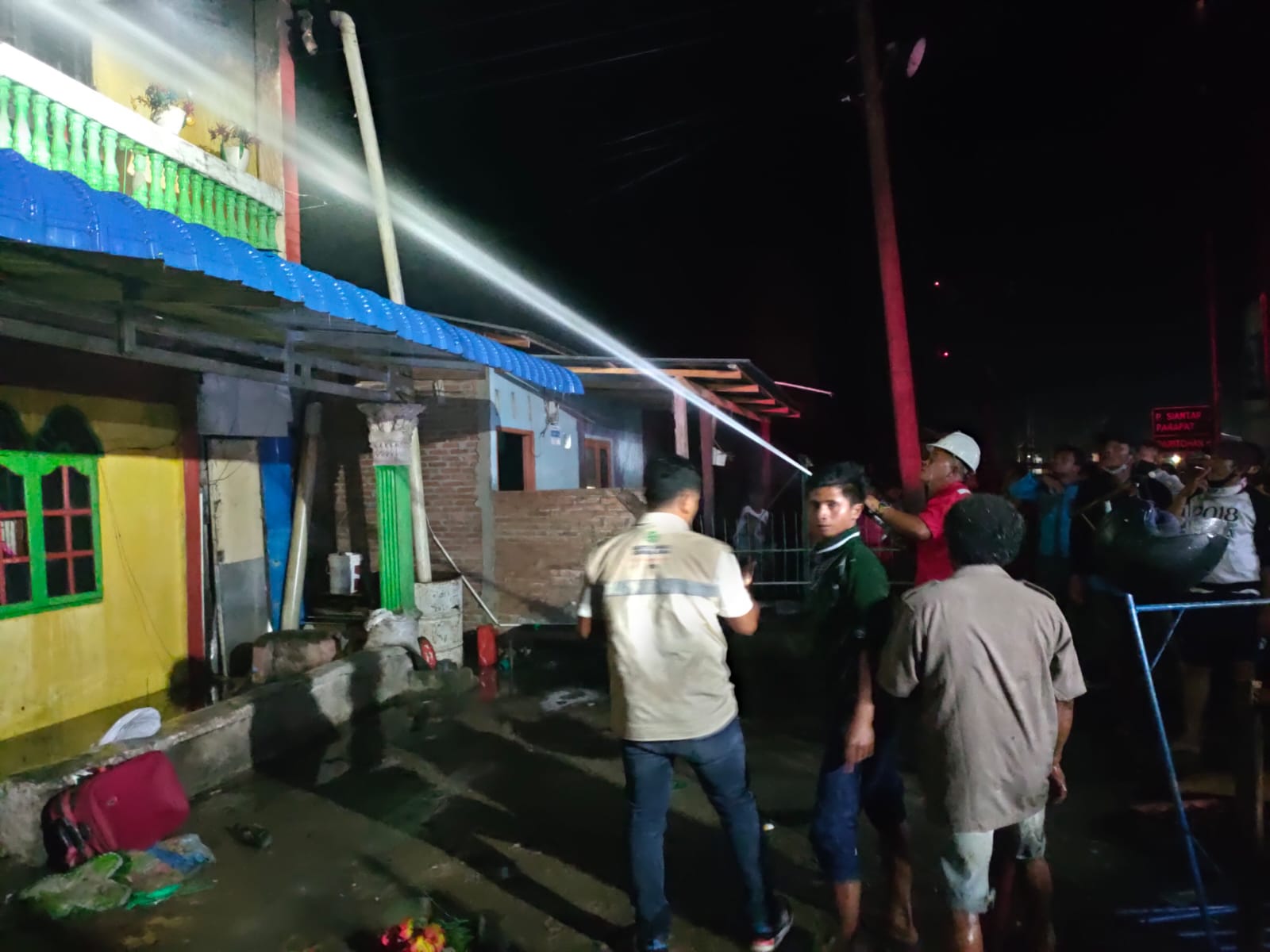 Rumah WargaÂ Terbakar,Â PT Toba Pulp Lestari Bantu Memadamkan Api