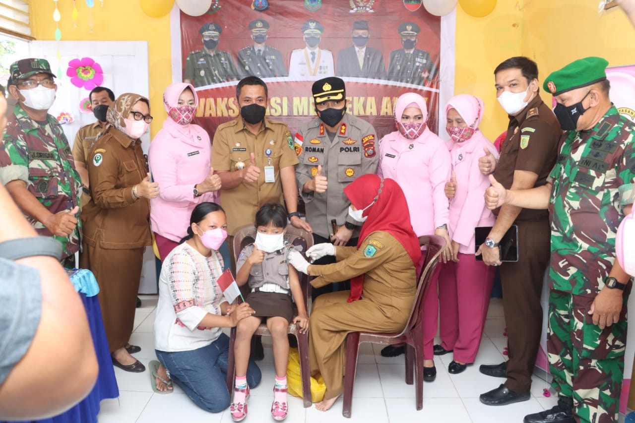 Pastikan Vaksinasi Anak Berjalan Lancar, Kapolres Tapsel Bersama Bupati Tinjau Vaksinasi di Sejumlah Sekolah