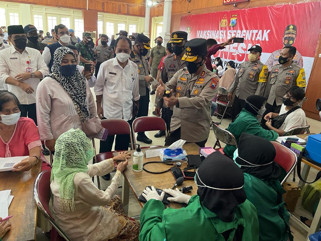 Gelar Vaksinasi Serentak Indonesia di Pamekasan, Forkopimda Jatim Genjot Capaian Vaksinasi di Pulau Madura