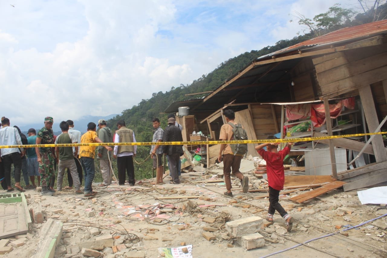 Mobil Truk Hantam Rumah Masyarakat Di Desa Pettal Kec.Kerajaan