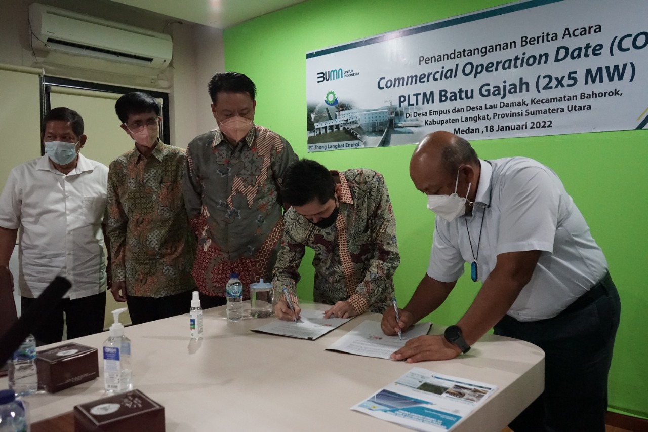 PLN dan PT Thong Langkat Energi Tandatangani Berita Acara COD PLTM Batu Gajah