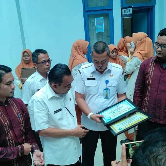 Bupati Madina Menyerahkan Piagam Penghargaan Siswa MAN I Madina Prestasi Di Event IID 2021