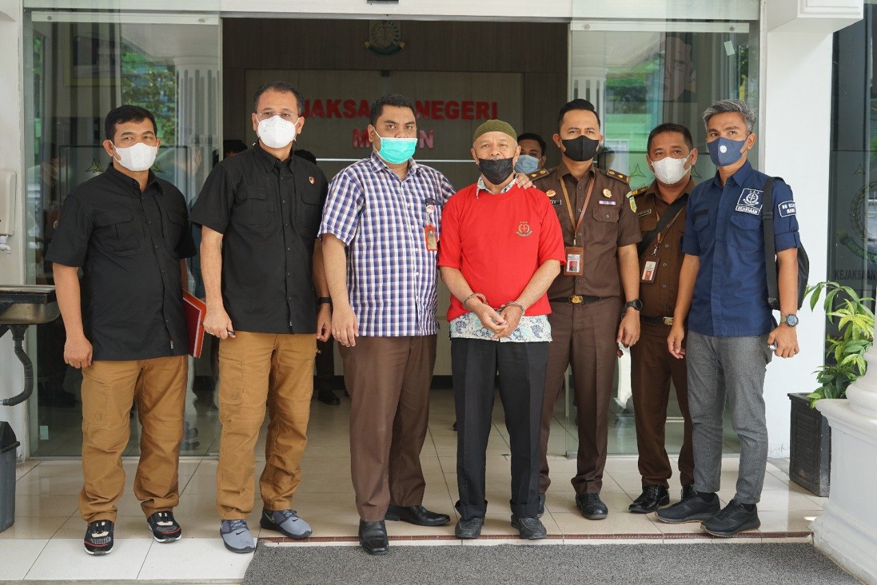 TERSANGKA DAN BARANG BUKTI (TAHAP II) DUGAAN TIPIKORPENGADAAN HANDY TALKY KANTOR SANDI KOTA MEDAN  DISERAHKAN