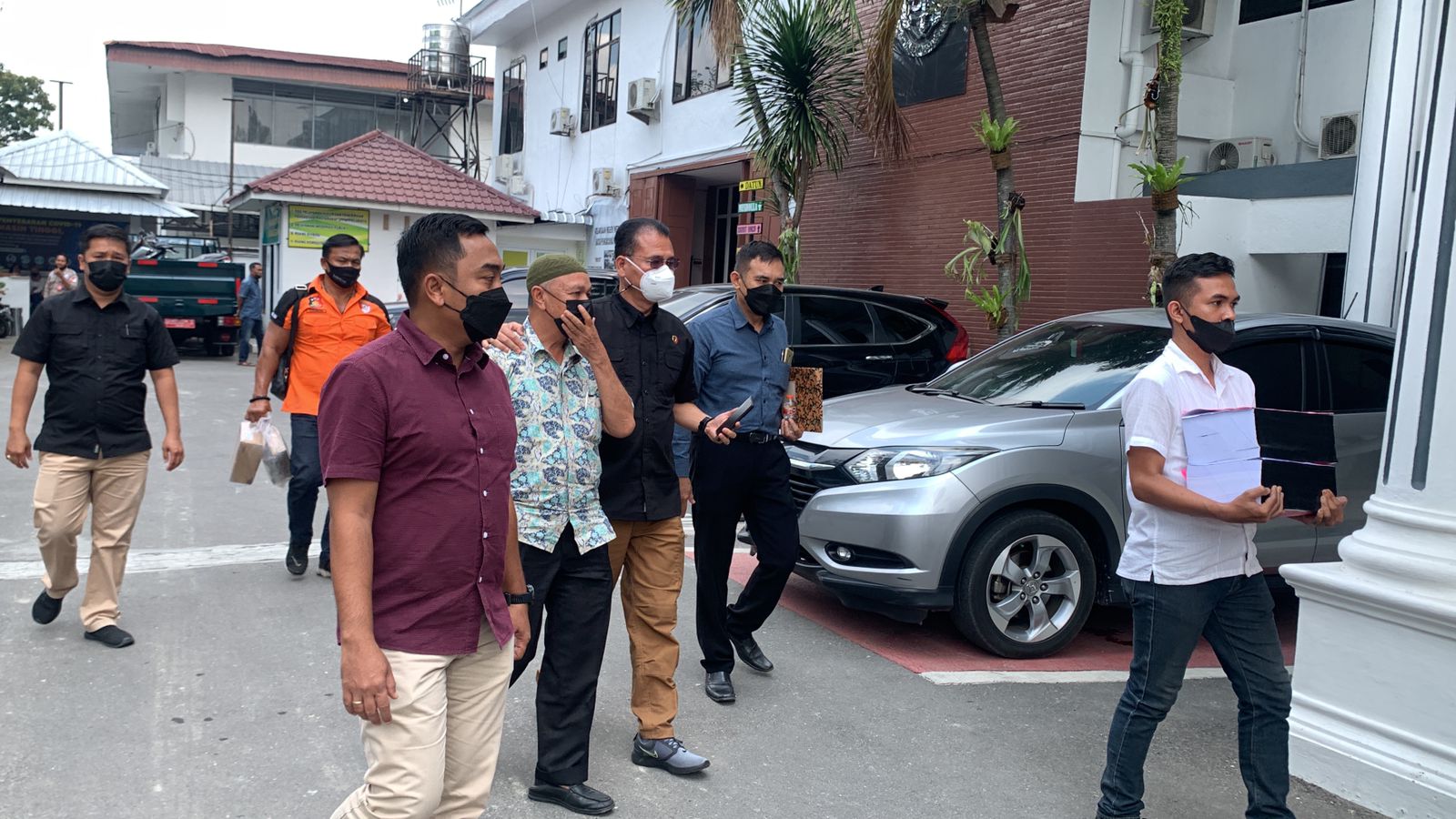 Kasat Reskrim Polrestabes Medan Serahkan Tersangka Korupsi Pengadaan HT ke Kejari Medan