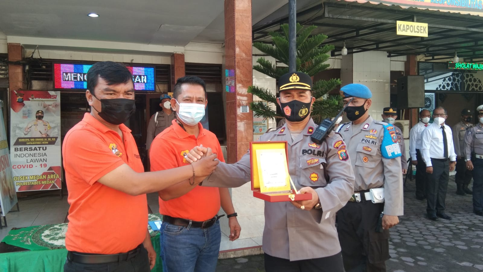 Capai Target Vaksin Covid-19, Ketua Pewarta  Berikan Penghargaan pada Kapolsek Medan Area