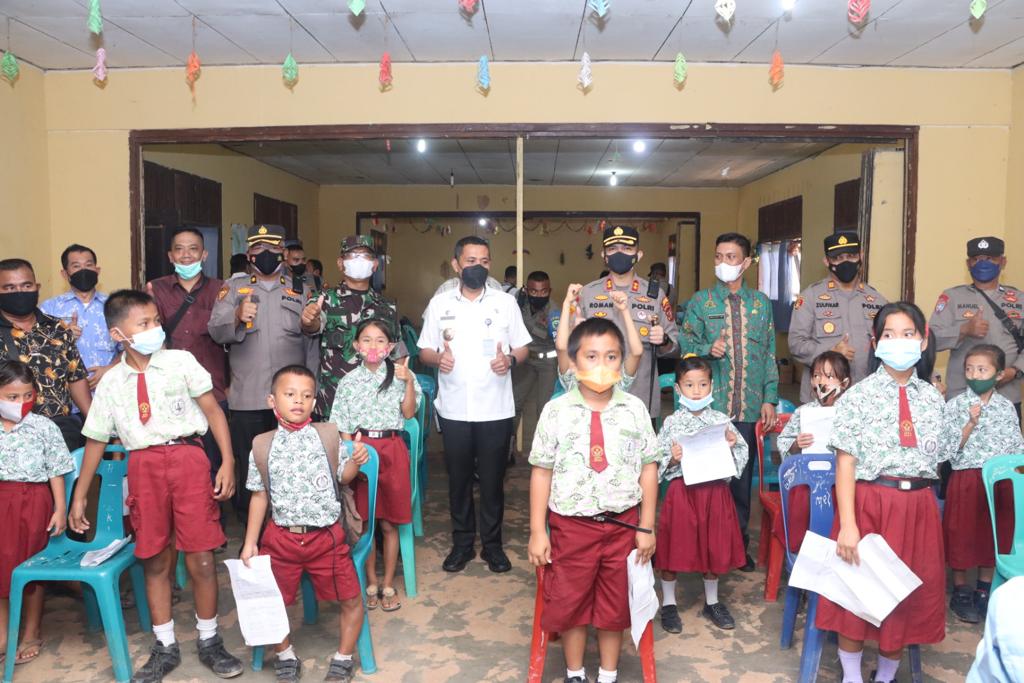 Bupati Andar Amin Harahap Tinjau Vaksinasi Merdeka Bagi Anak di SD Swasta 101840 Kita Yadika Bukit Harapan Simangambat.