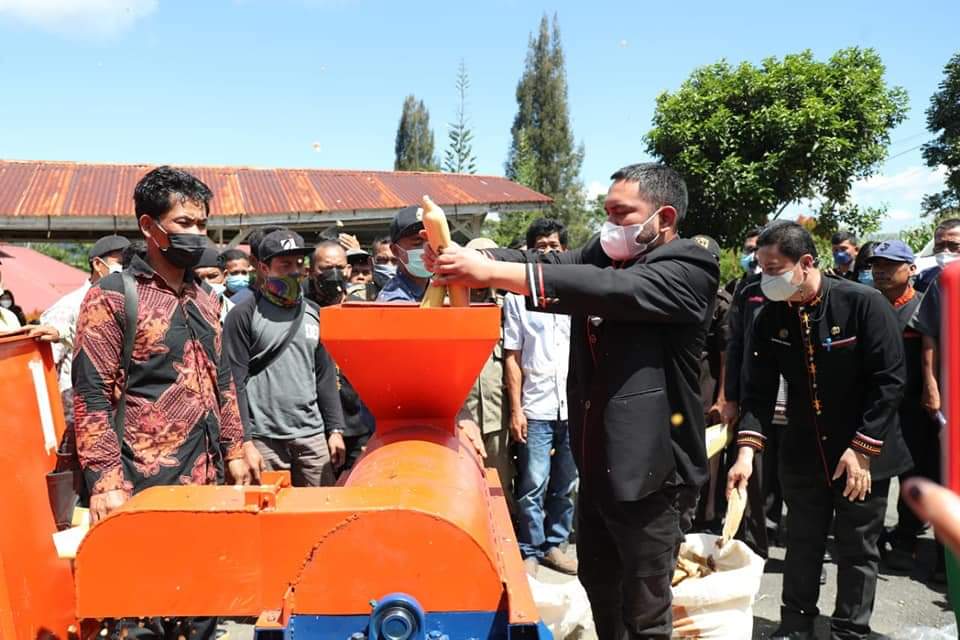 Bupati Pakpak Bharat Serahkan Puluhan Alsintan Dan Mesin Pengering Multiguna