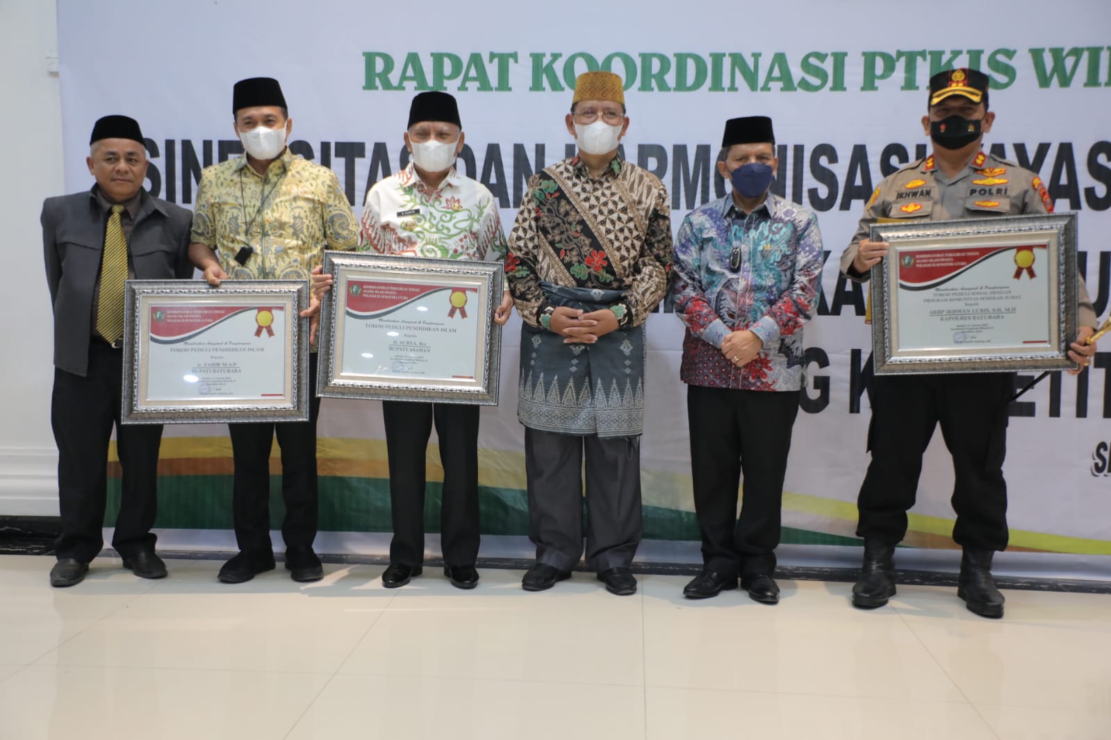 Bupati Asahan Terima Penghargaan Tokoh Peduli Pendidikan Islam
