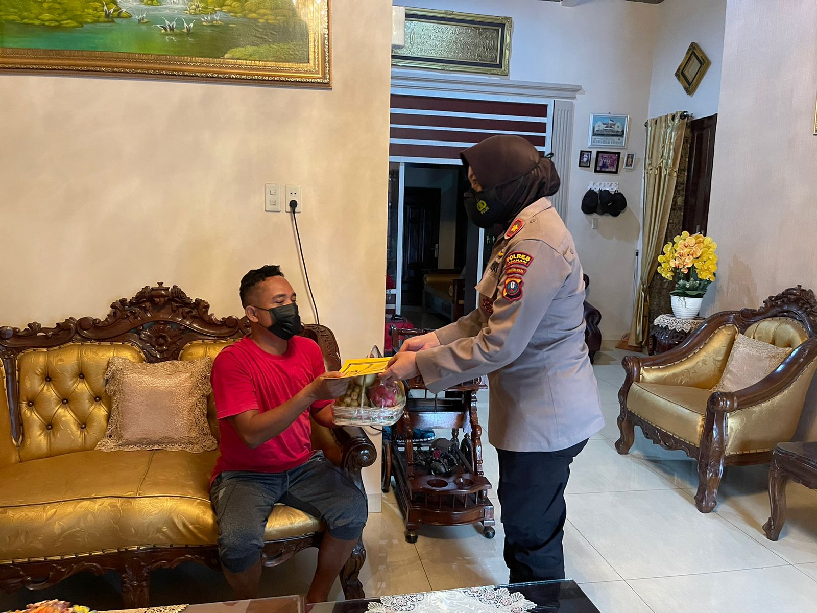 Wujud Kepedulian Pimpinan, Waka Polres Asahan Mewakili Kapolres Beri Tali Asih Kepada Personel yang Sakit