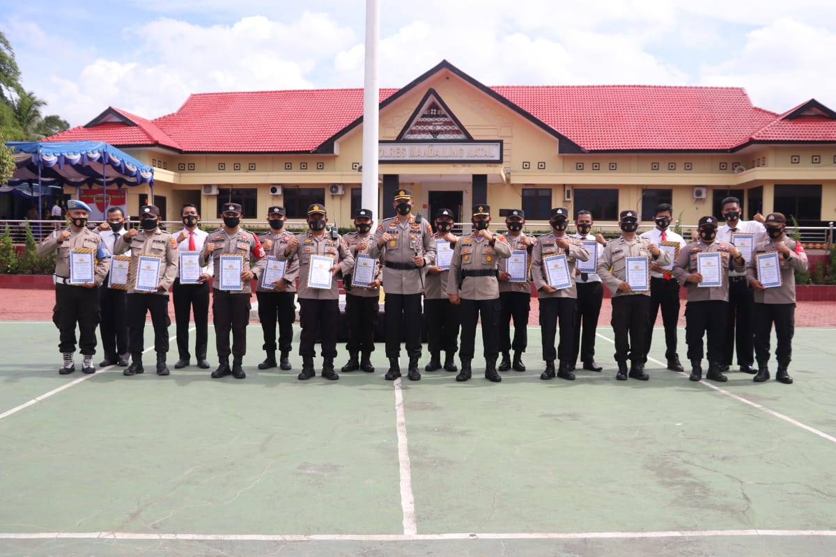 Kapolres Madina Memberikan Reward Kepada 18 Personil dan Satuan Reserse Narkoba Polres Madina
