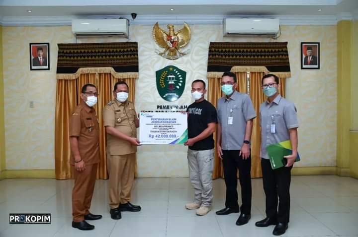 Walikota Padang Sidempuan Irsan Efendi Nasution Serahkan Santunan BPJamsostek