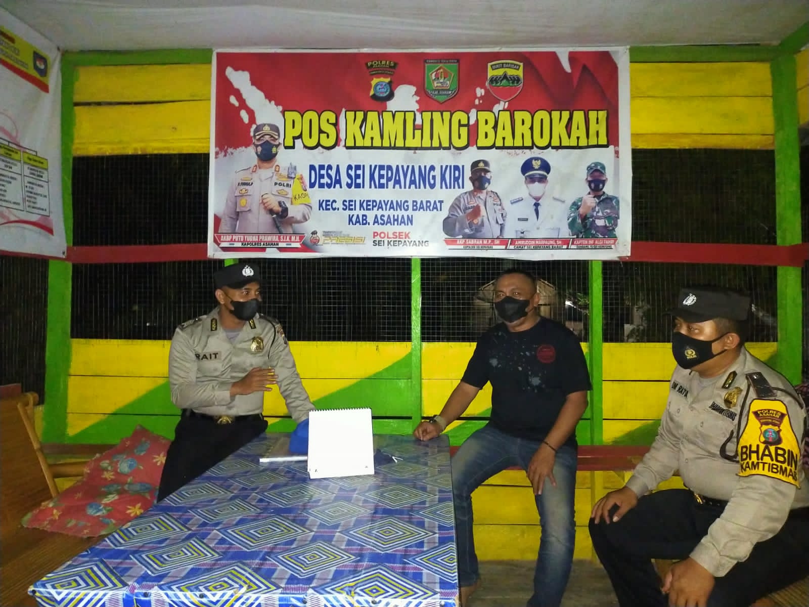Tingkatkan Kamtibmas Aman dan Kondusif di Malam Hari, Polsek Sei Kepayang Polres Asahan Sambangi Pos Kamling Barokah