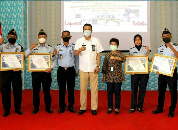 Apresiasi Kinerja Pegawai, Kepala Kantor Wilayah Kemenkumham Sumut Beri Piagam Penghargaan