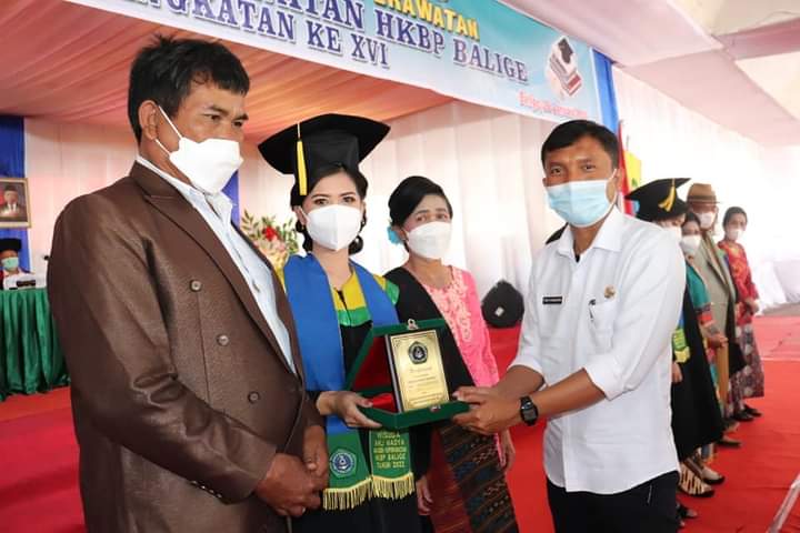 Wabup Toba Serahkan Piagam Penghargaan Kepada Wisudawan Terbaik AKPER HKBP Balige