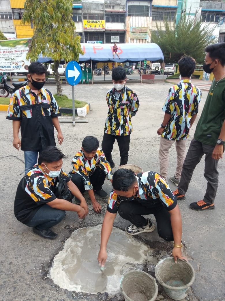 PKN Kota P. Sidimpuan Lakukan Aksi Cor Jalan Berlobang