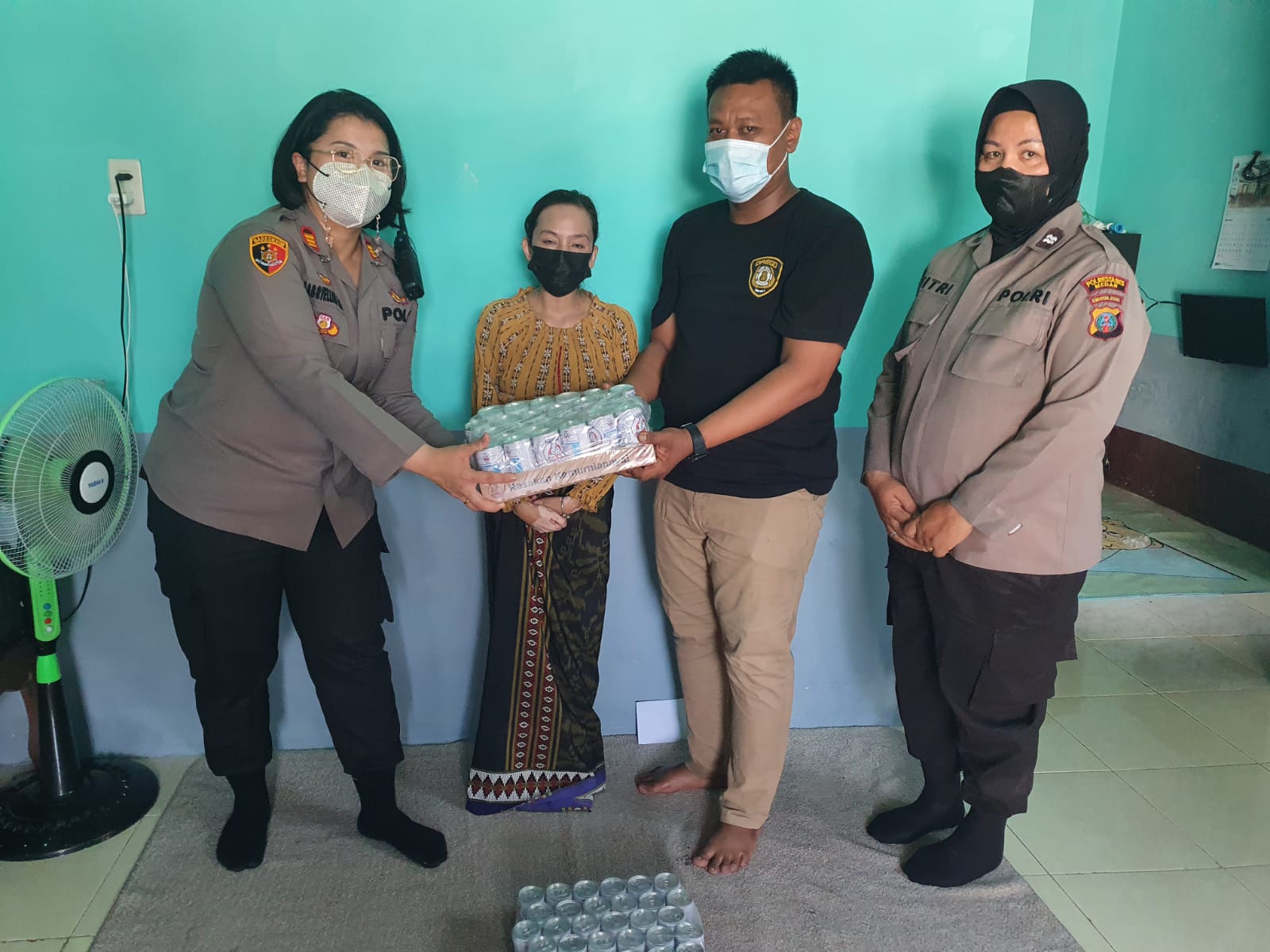 Polsek Medan Baru Besuk dan Berikan Tali Asih Kepada Anggota Bhayangkari yang Sakit