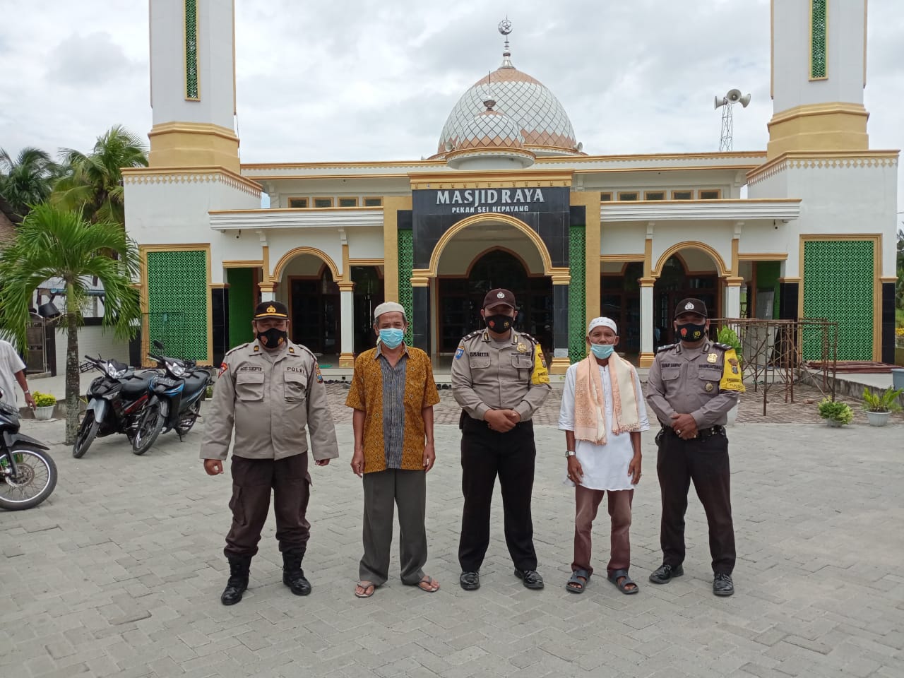 Ciptakan Kenyamanan Saat Ibadah | Personel Polsek Sei Kepayang Polres Asahan Pengamanan Sholat Jumat