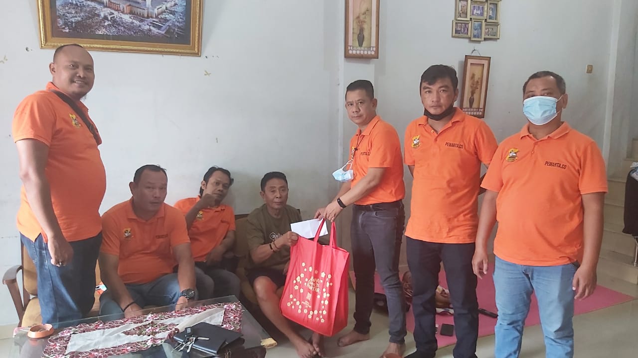 Ketua Pewarta Jenguk dan Berikan Santunan serta Paket Sembako pada Ismugiman