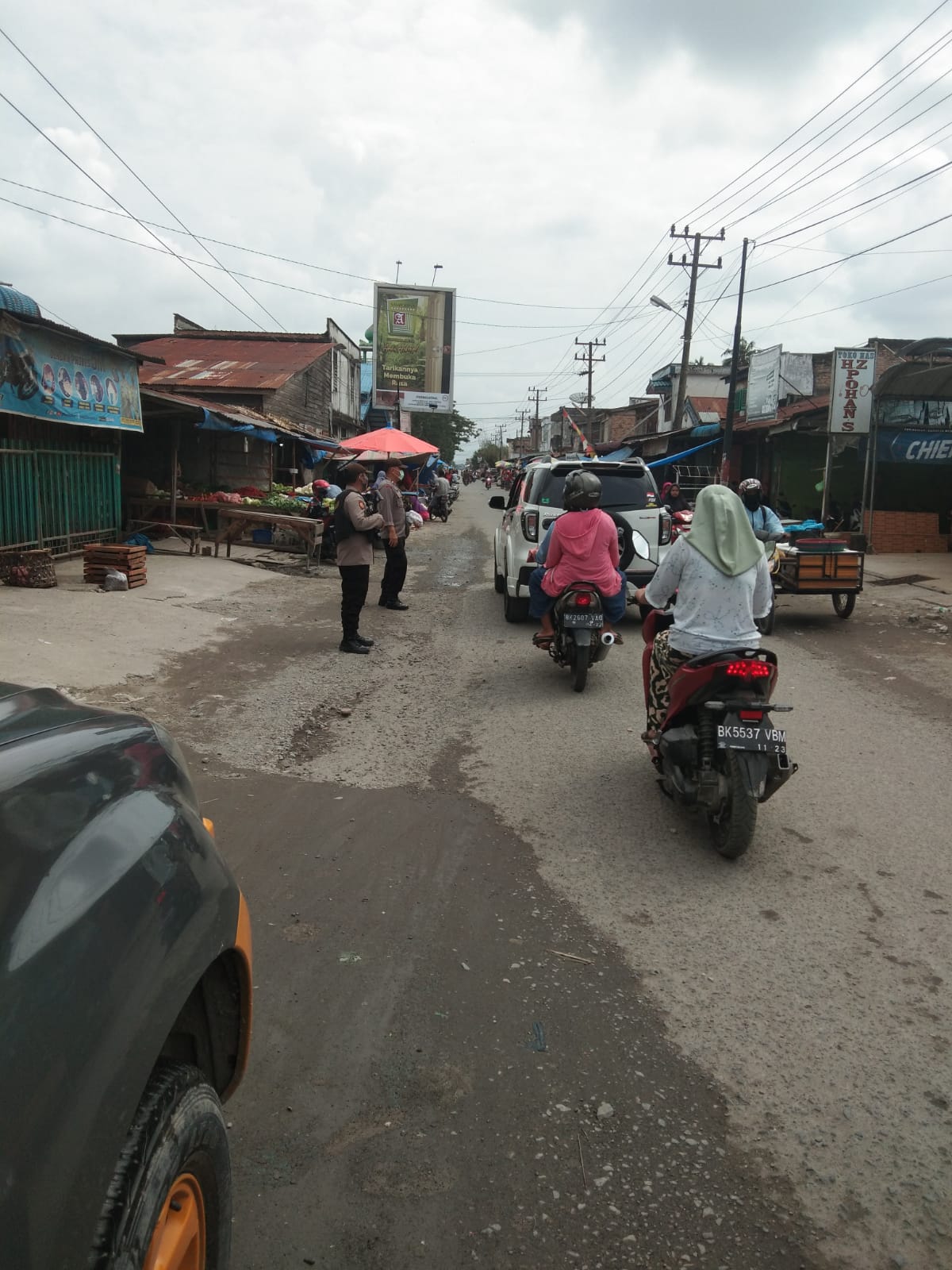 Beri Rasa Aman Kepada Pengguna Jalan, Personel Polsek Air Joman  Polres Asahan Giat Gatur Sore di Pajak Kebun Sayur