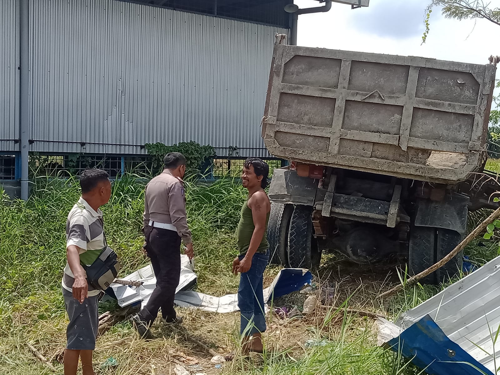 Laka Tunggal Truk Fuso di desa Aras Kabu, Sat Lantas Polresta Deli Serdang Bergerak Cepat Turun Ke TKP