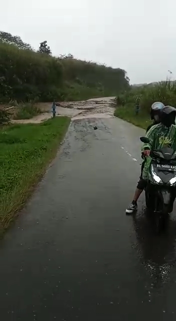 Air Sungai Meluap Ke Badan Jalan KKA Bener Meriah-Aceh Utara