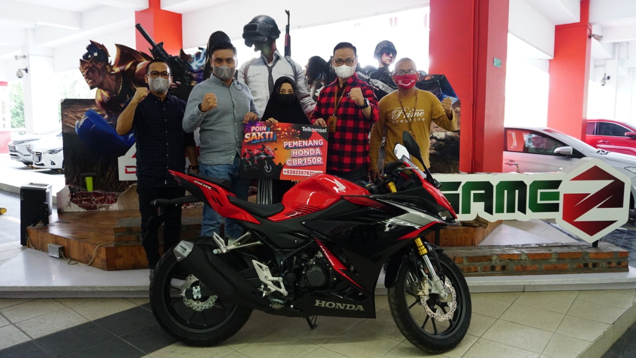 Pelanggan Telkomsel di Medan Dapat Hadiah Motor CBR di Program POIN Sakti