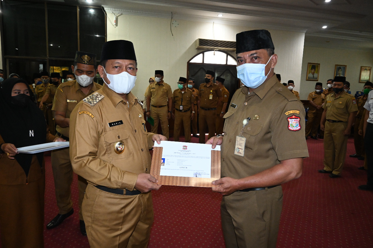 Plt. Walikota Tanjungbalai H Waris Thalib Serahkan SK ke ASN