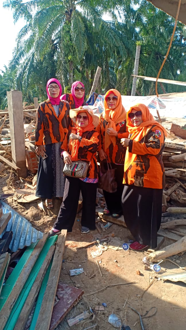 PC Srikandi Pemuda Pancasila Padang Lawas Bantu Korban Banjir Bandang