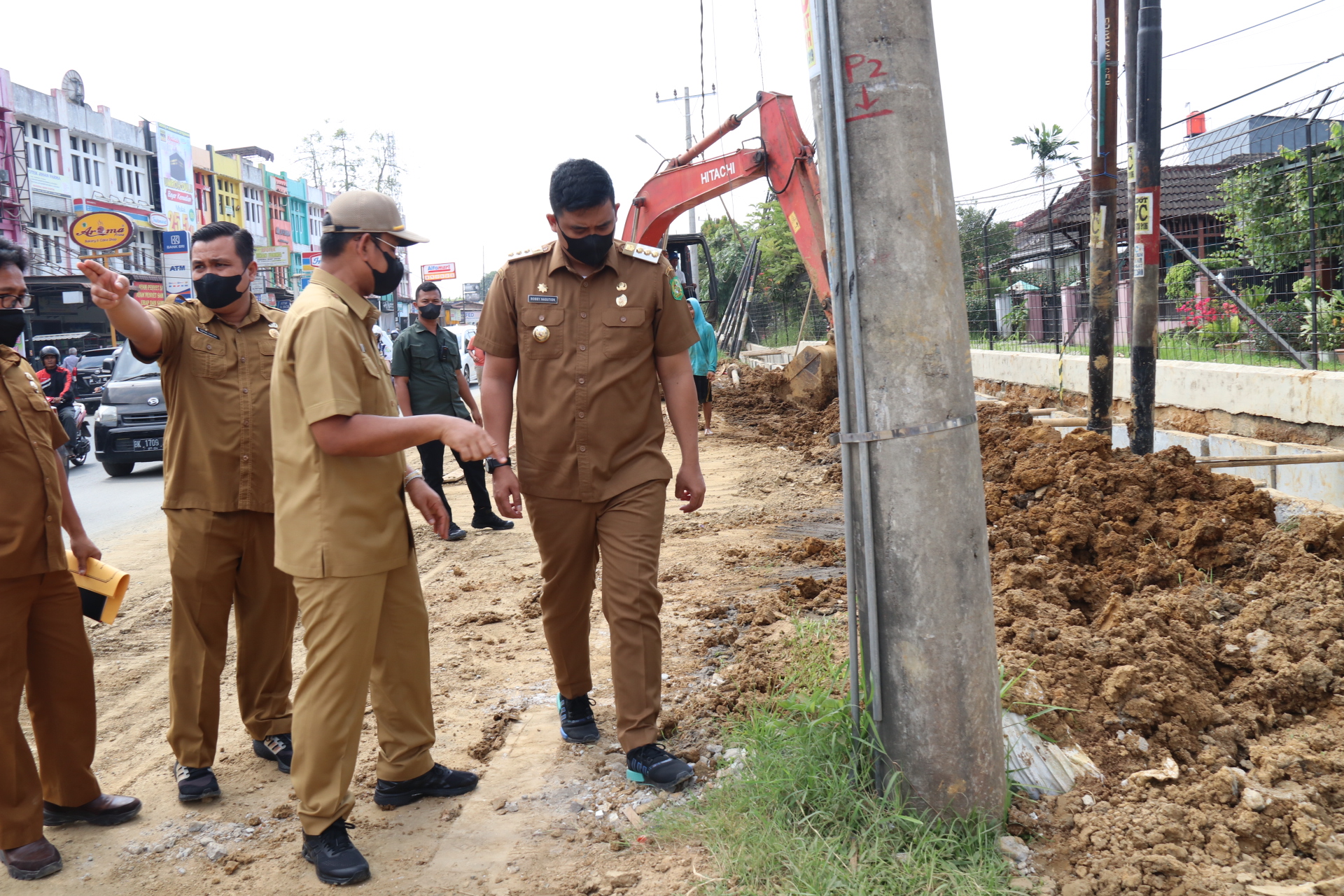Bobby Nasution Tinjau Pemasangan U-Ditch di Jalan Karya Wisata