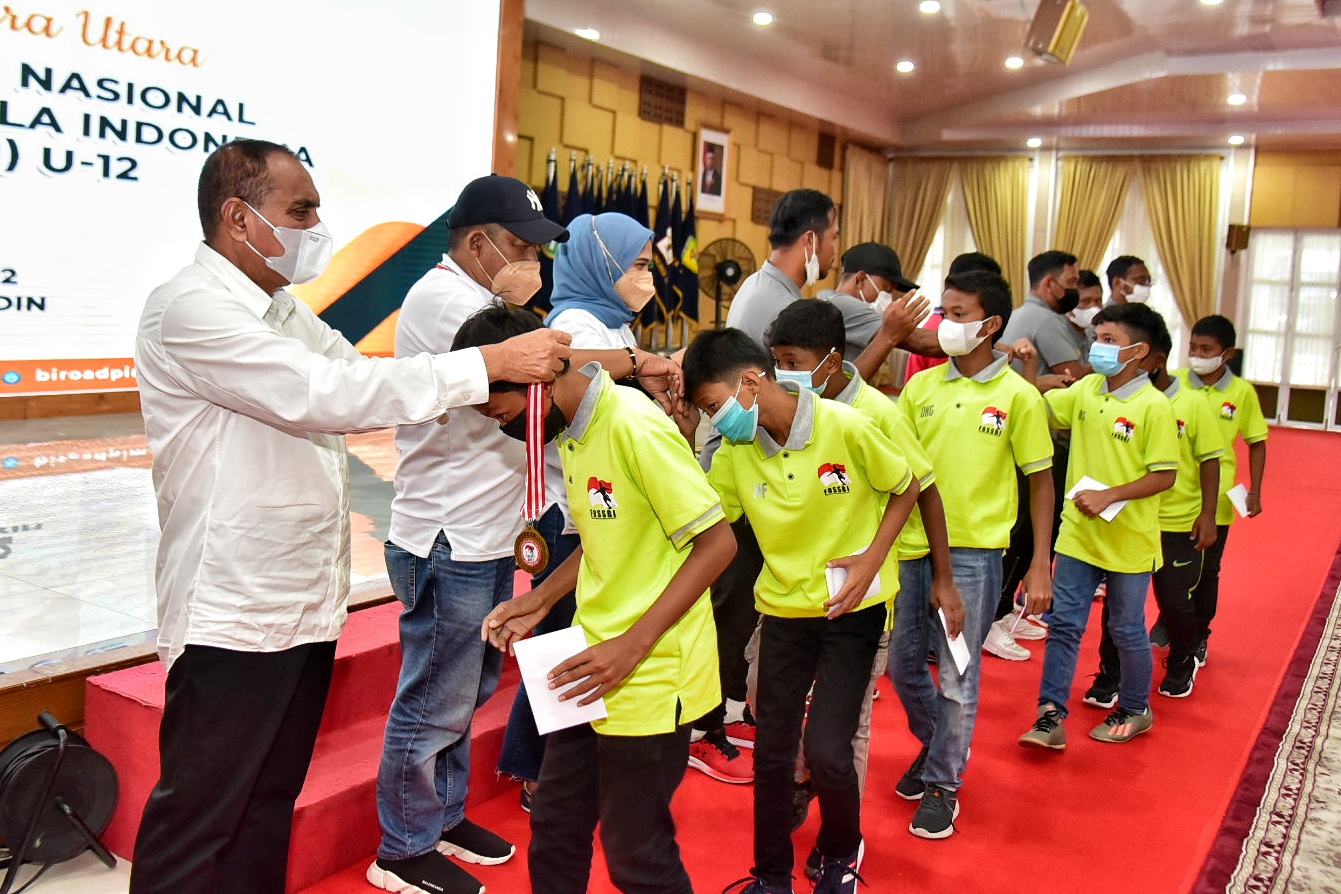 Juarai Kejurnas FOSSBI U-12,  Edy Rahmayadi Sambut Kedatangan  Tim Sepakbola Sumut U-12 di Rumah Dinas