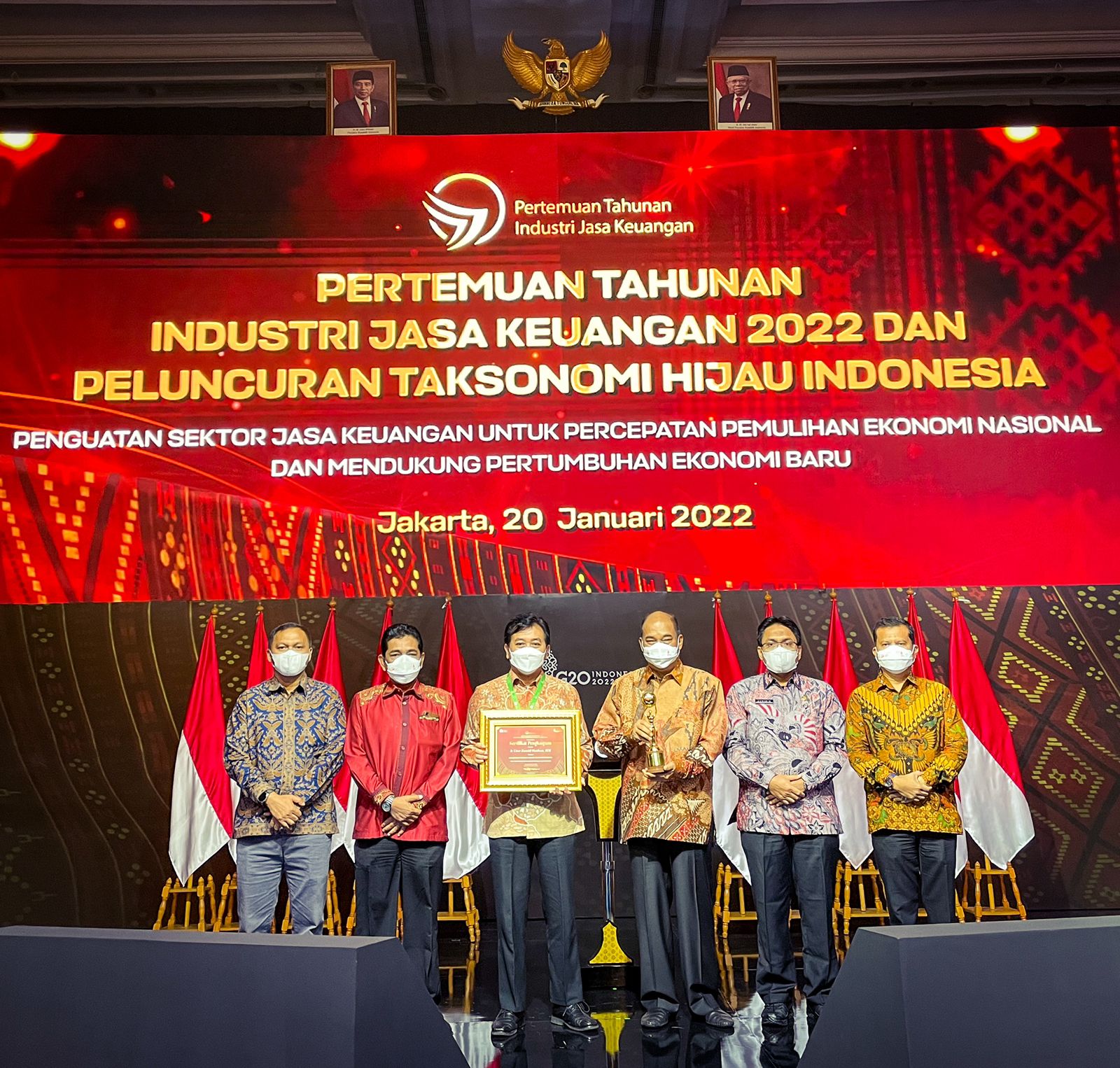 Wali Kota Tebingtinggi Umar Zunaidi Hasibuan Terima Penghargaan OJK, Kalahkan 514 Kabupaten/Kota se-Indonesia