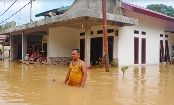 Untuk Penambahan Gizi Para Korban Banjir Bandang, KOAR Palas Serahkan 100 Kg Ayam