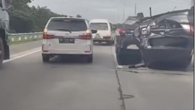 Toyota Innova Kontra Sigra kecelakaan lalu lintas di ruas tol, Ini Diduga Penyebabnya