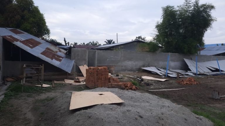 Oknum Preman Bersebo dan Bersenjata Tajam Rusak Bangunan Warga Saentis