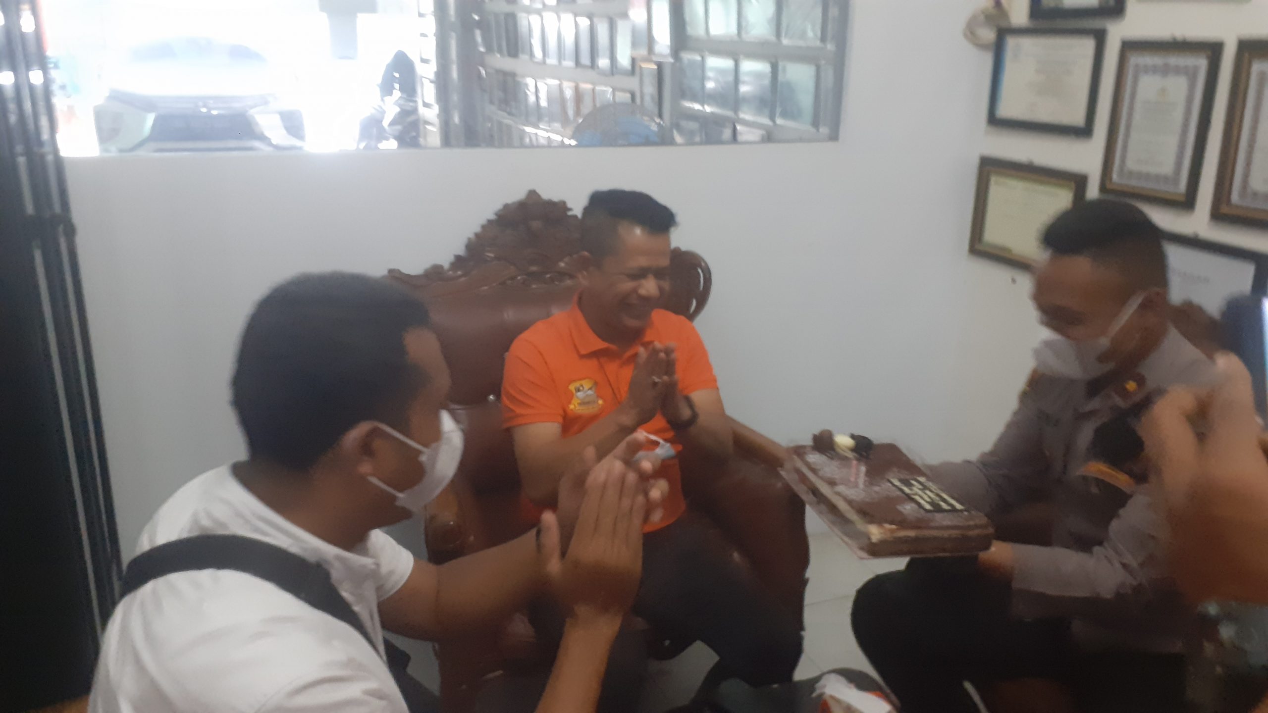 Sambut HPN, Kapolsek Medan Timur Sambangi Pewarta Polrestabes Medan Beri Ucapan dan Kue Tar